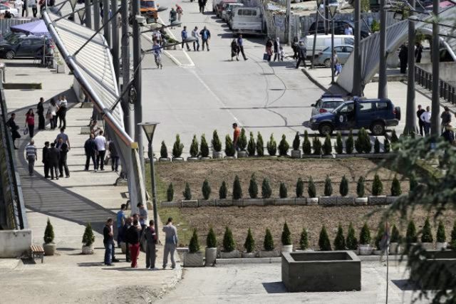 Mitroviça'da İki Araç Kundaklandı