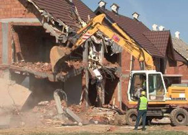 Prizren'de Kaçak Yapıların Yıkımına Devam Ediliyor