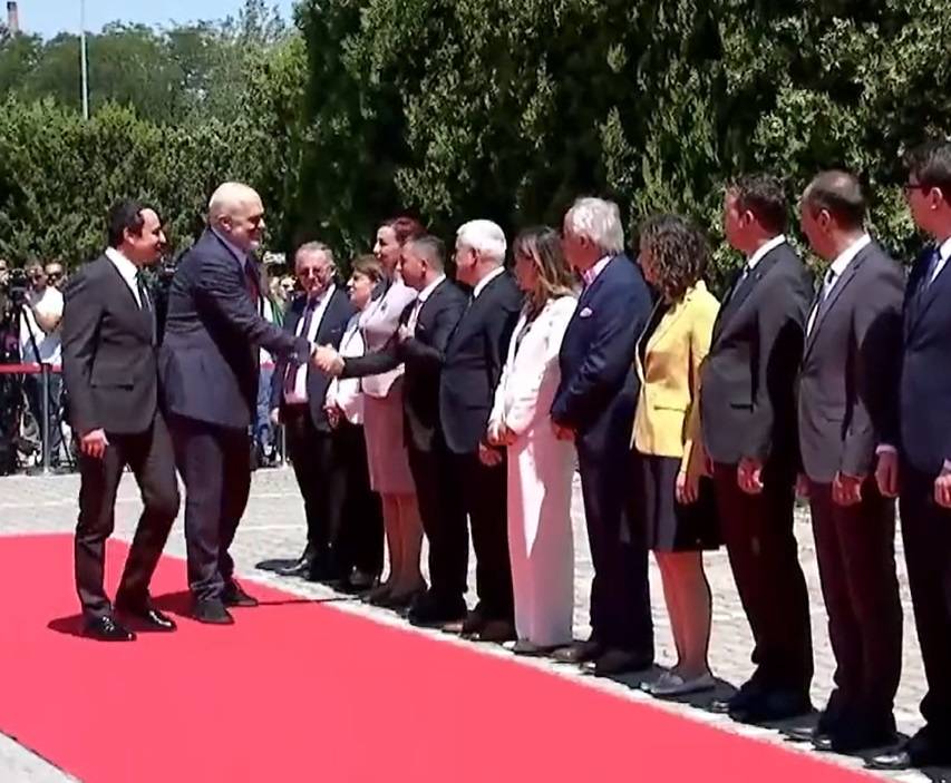 Arnavutluk Başbakanı Rama, Kurti Tarafından Karşılandı