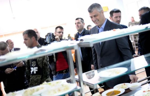 Thaçi, Öğrenci Yemekhanesini Ziyaret Etti