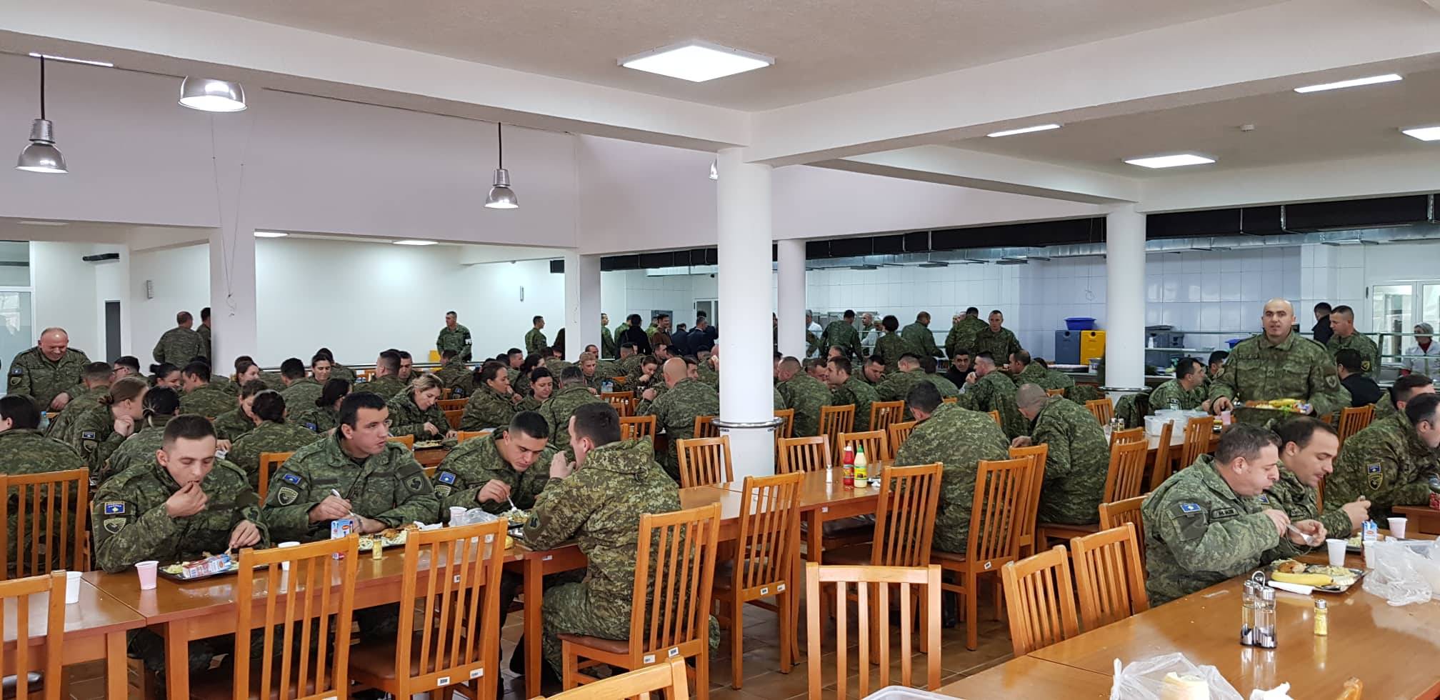 Cumhurbaşkanı Thaçi, KGG Mensuplarıyla Öğlen Yemeğinde