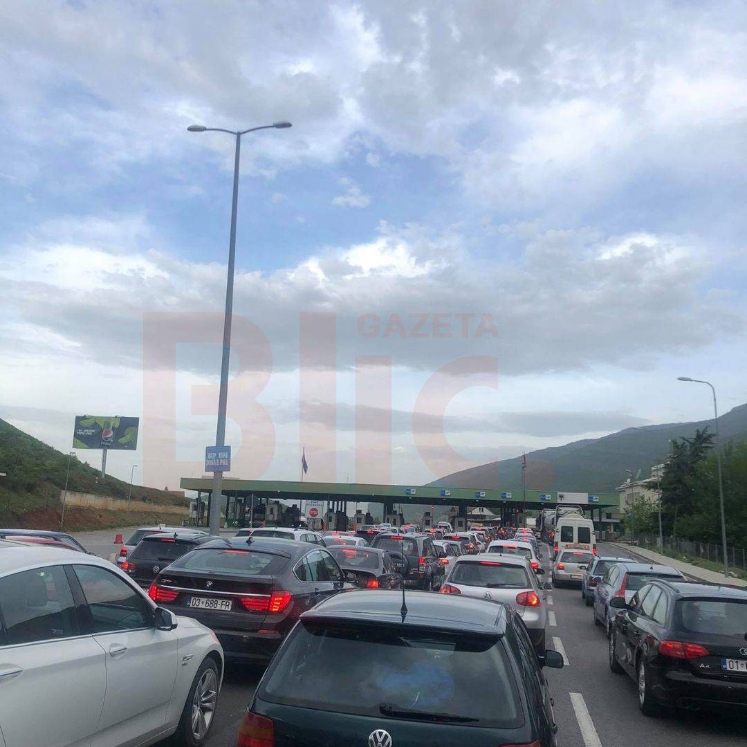 Kosova’nın Arnavutluk Sınırında Uzun Kuyruklar Oluştu