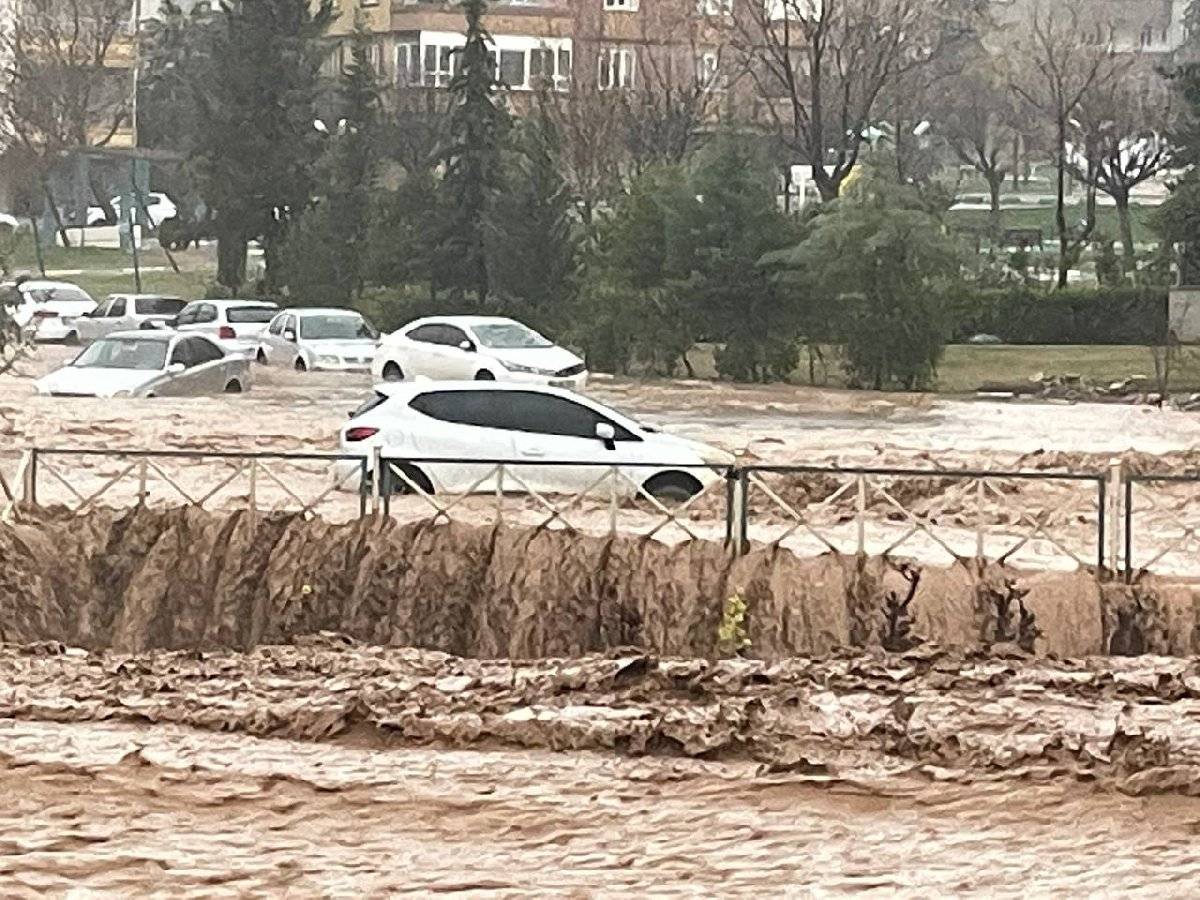 Şanlıurfa ve Adıyaman sele teslim! Korkunç görüntüler