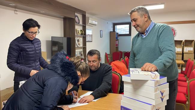 Kosova’daki Türk Çocukları Tabletlerine Kavuştu