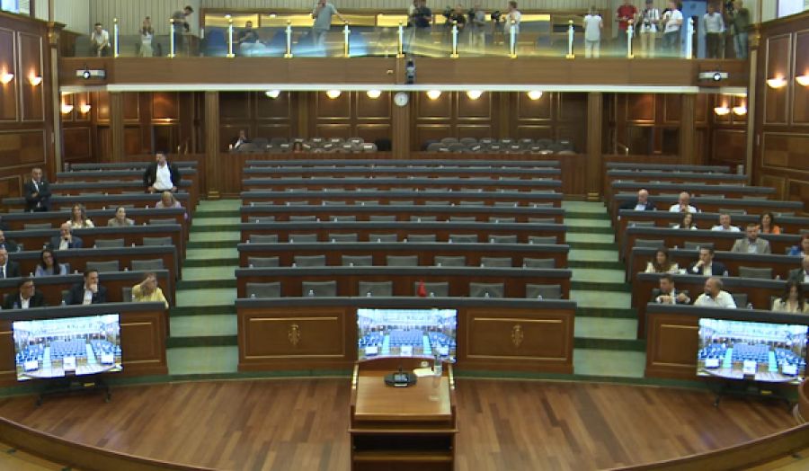 Muhalefet, Meclis’te Kalarak Oturumun Kapatılmasına Karşı Çıktı