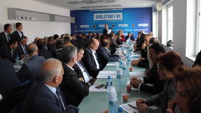 AAK'den Protesto Çağrısı