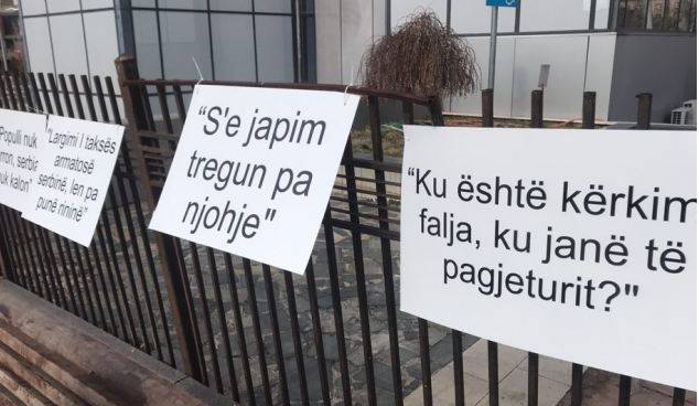 AAK’dan Verginin Kaldırılmasına Karşı Pankartlar