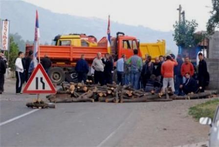 Sırplar Yolları Abluka Etmekle Tehdit Ediyor