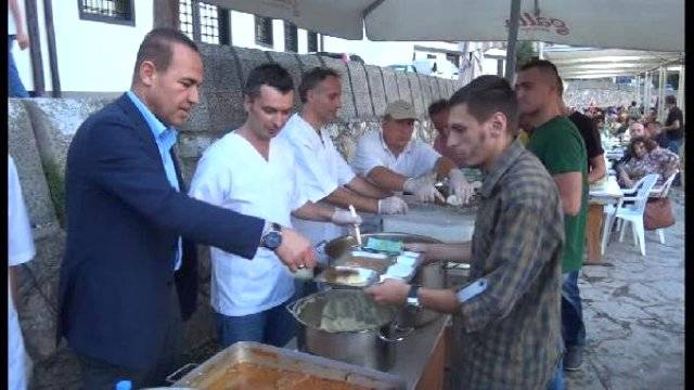Adana Belediye Başkanı Sözlü, kendi elleriyle iftar dağıttı
