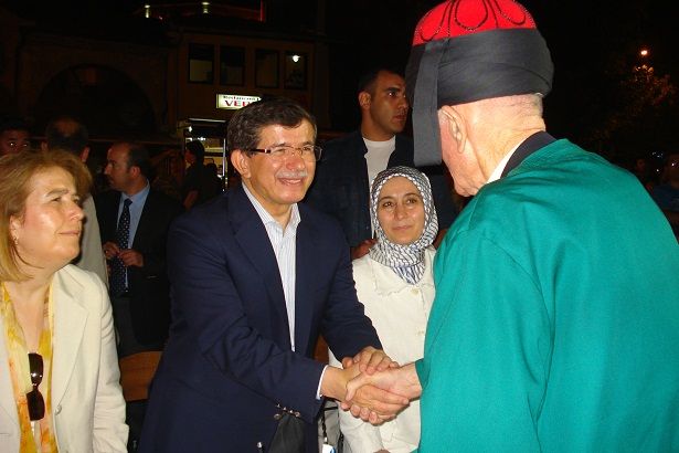 Davutoğlu İftarını Kosovalı Türklerle Açtı