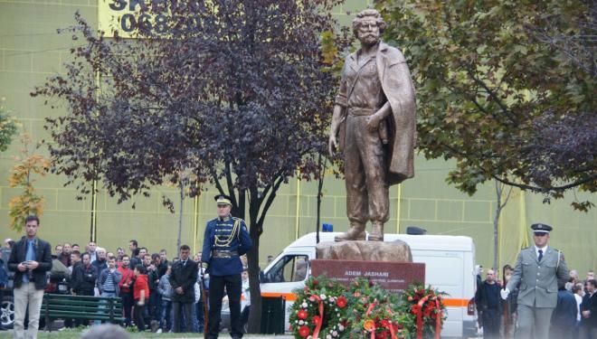 Tiran'da Adem Jashari Anıtı Dikildi