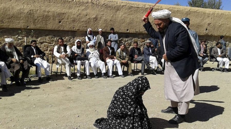 Afganistan'da vahşet: Taliban, kadınları stadyuma toplayıp kırbaçladı