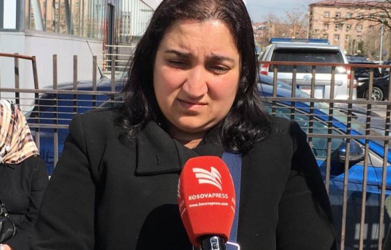 Sınır Dışı Edilen Fetöcülerin Aileleri Kosova Hükümeti Önünde Bekliyor