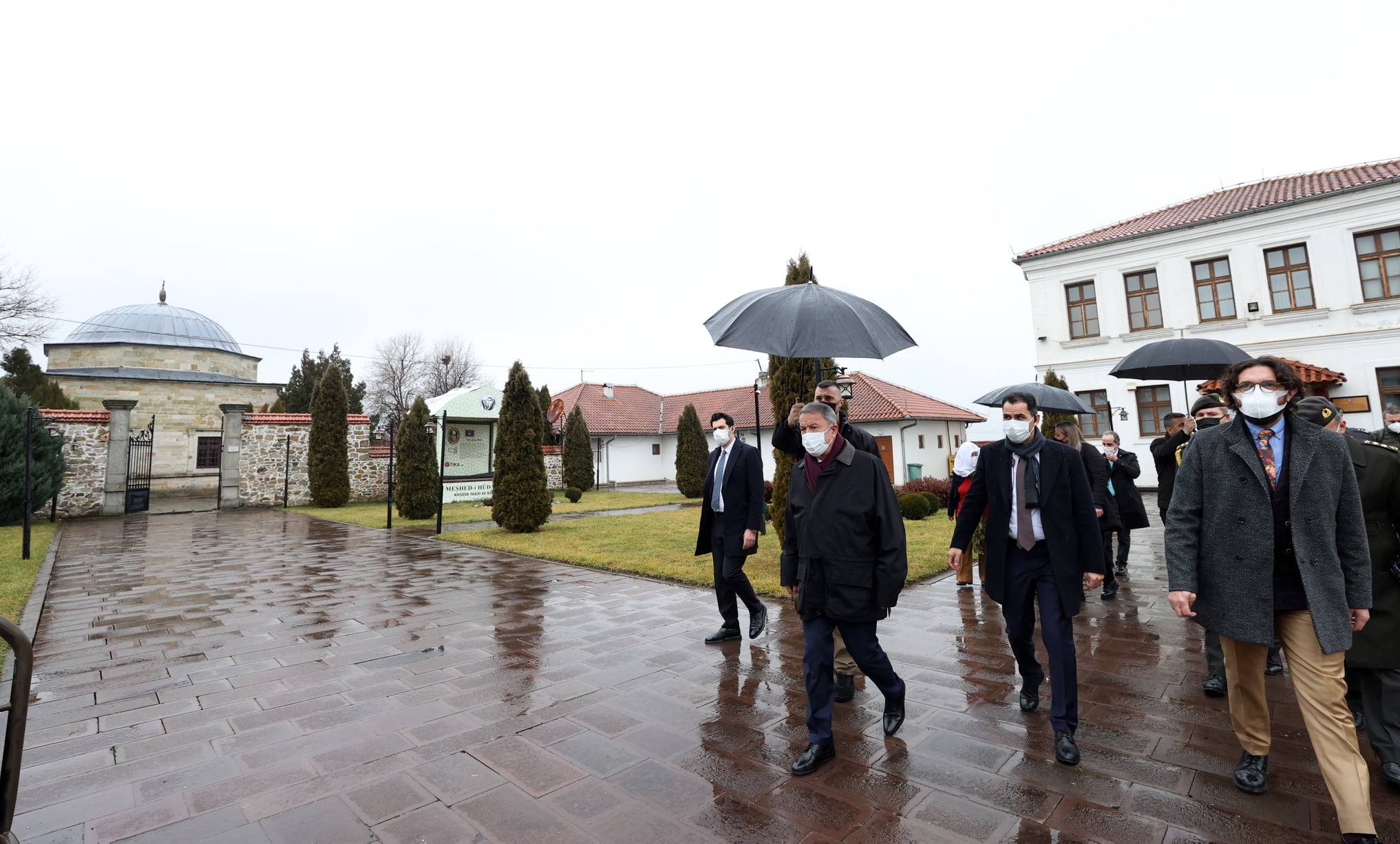 Bakan Akar, Sultan Murat Türbesi ve Prekaz’ı Ziyaret Etti