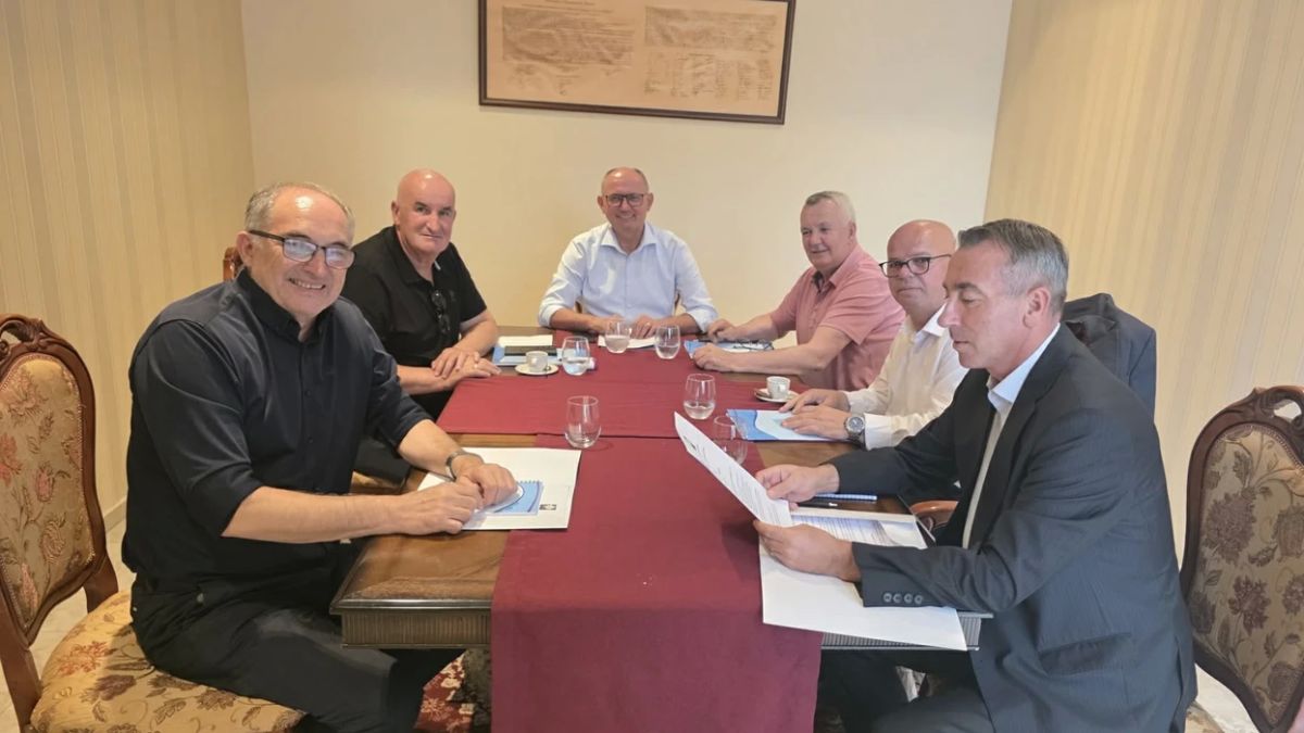 AKK: Vatandaşlar Fotoğraflarla Değil, Tazminatla Desteklenir;