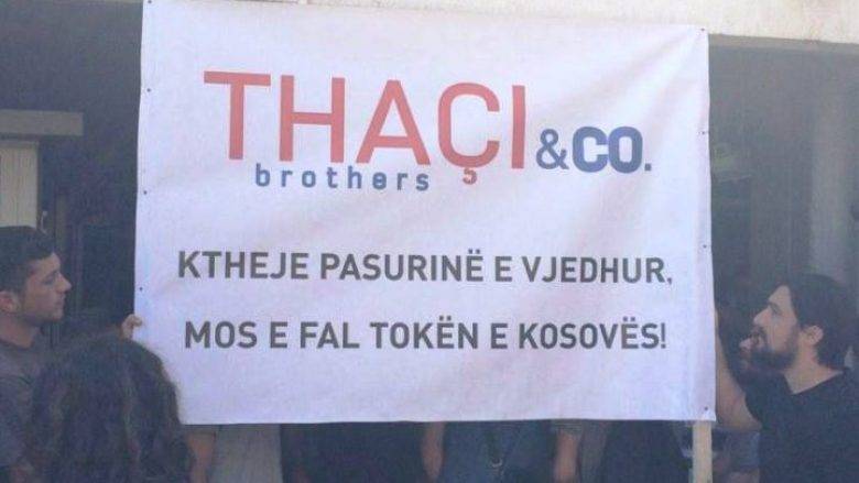 Thaçi'nin Yaşadığı Apartman Önünde Sembolik Eylem