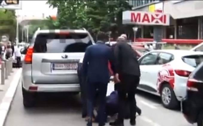 Vatandaş Dizüstüne Çökerek Kurti’nin Ayaklarını Öptü