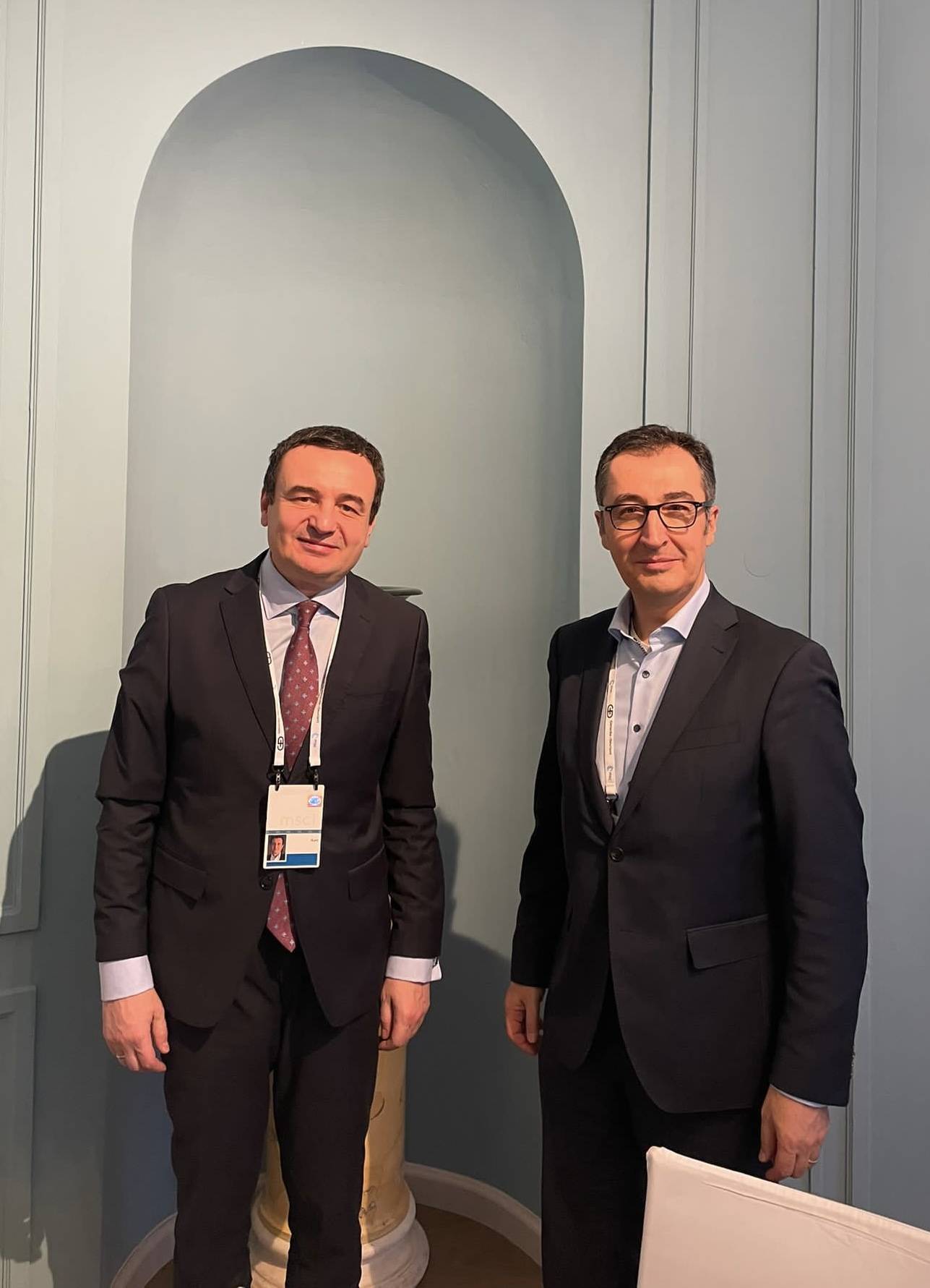 Kurti ve Almanya Bakanı Özdemir Arasında İlginç Karşılaşma