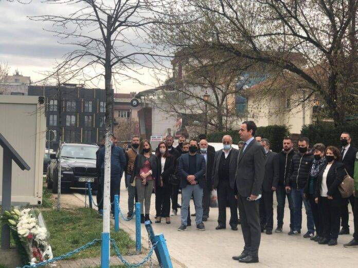 Kurti, 1981 Yılı Gösterilerinde Hayatını Kaybedenlerin Anıtında Saygı Duruşunda Bulundu