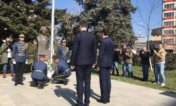 Konjufca ve Kurti, Albright’a Saygı Duruşunda