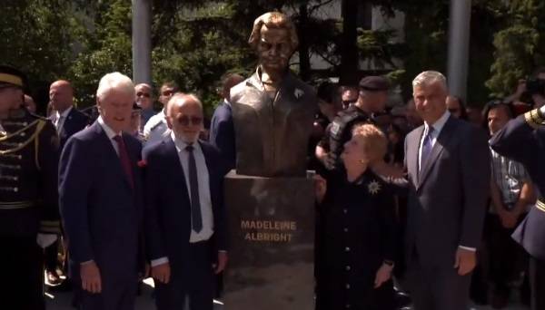 Priştine’de Madeleine Albright Meydanı ve Büstü