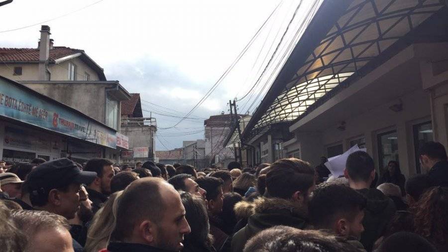 Almanya Büyükelçiliği’nde Uzun Kuyruklar