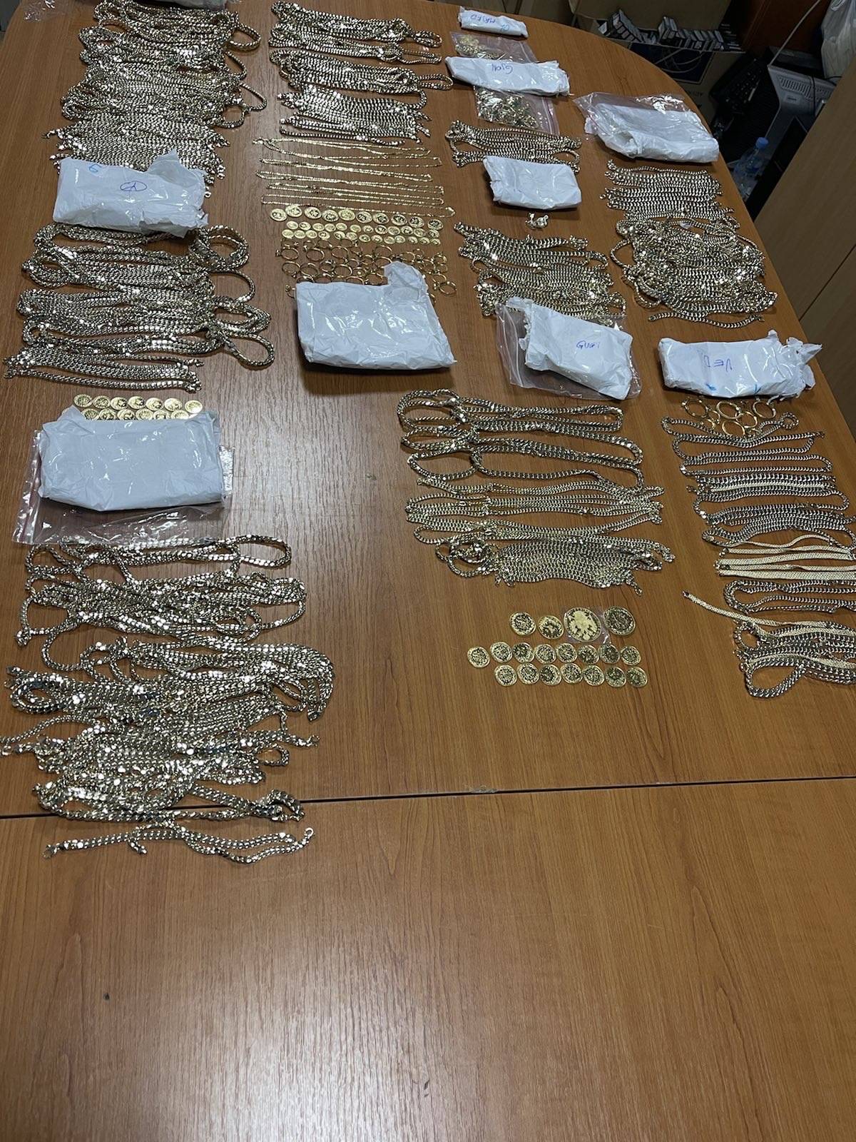 İpek’te 2,5 Kg Altın Takıya El Koyuldu