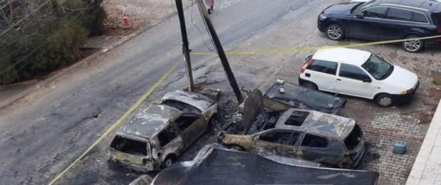 Priştine’de Dört Araç Kundaklandı