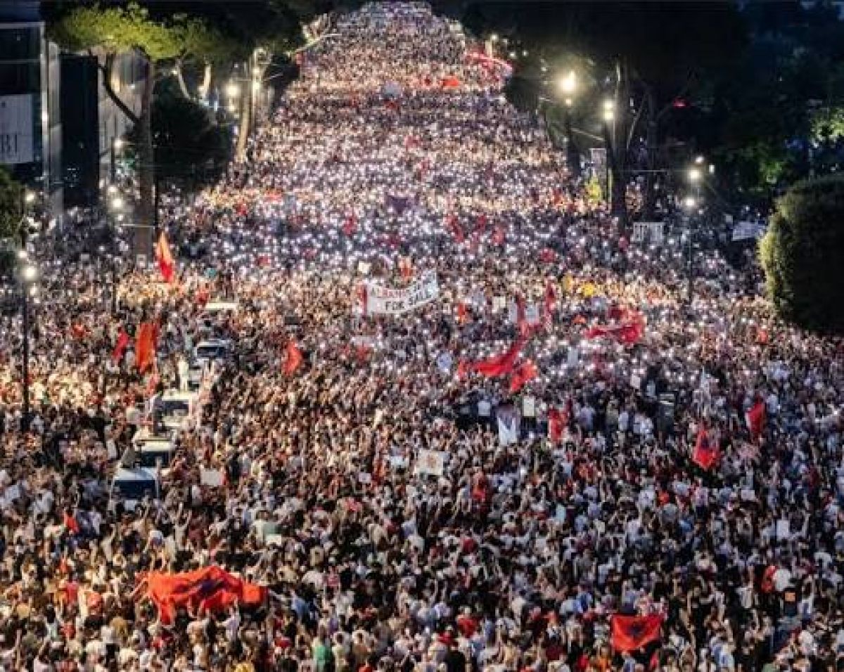 Arnavutluk’ta Yolsuzluk İddiaları, Hayat Pahalılığı ve İstifa Çağrıları