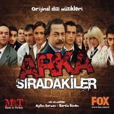 Arka Sıradakiler Fotoğraf ve İmza Töreni Düzenliyor