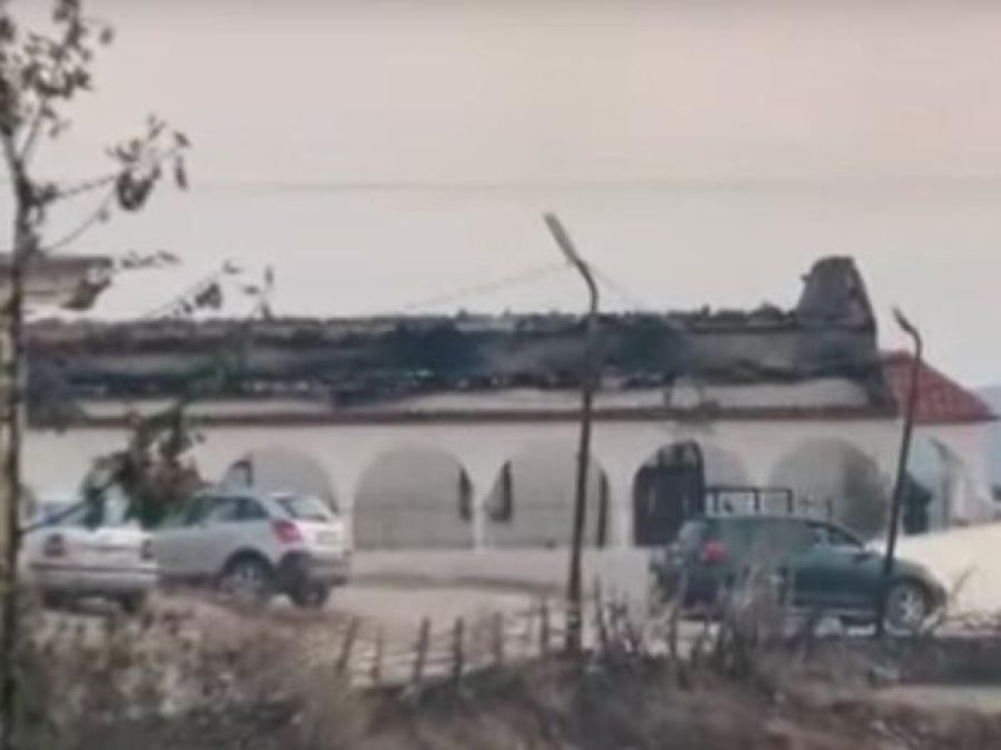 Arnavutluk'taki yangın yeni yenilenen kiliseyi yok etti