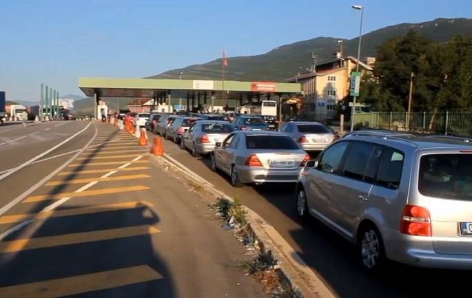 Arnavutluk Sahiline Kosovalıların Akını Başladı