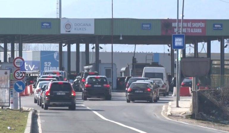Sınırı Sadece Arnavutluk Plakalı Araçlar Geçebiliyor