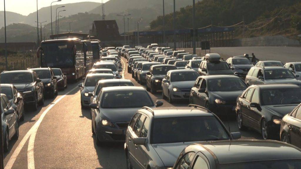 Kosovalılar Bu Hafta Sonu da Arnavutluk’a Akın Etti