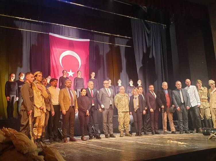 18 Mart Tiyatro Gösterisi Ayakta Alkışlandı