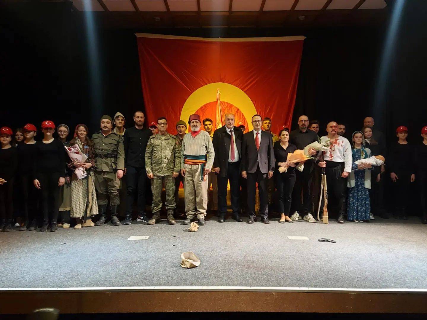 Çanakkale Tiyatro Gösterisi Ayakta Alkışlandı