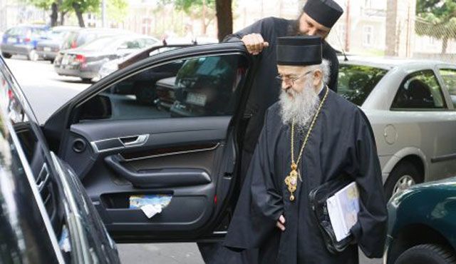 Polis  Artemije'yi Kosova'dan Sınırdışı Etti