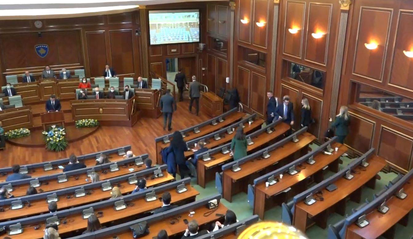 Kurti Konuşma Yaparken, Muhalefet Milletvekilleri Meclis Salonunu Terk Etti