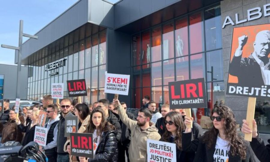Gençler, Thaçi İçin EULEX Önünde Toplandı