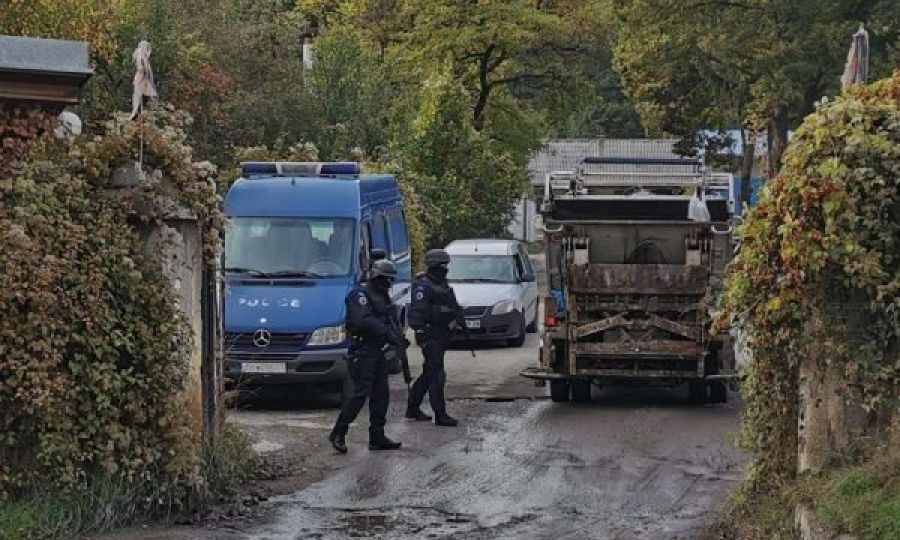 Polis, Zveçan’da Bir Eve Yaptığı Baskında Silah Buldu