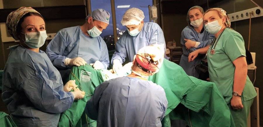 Avustralyalı Doktor QKUK’da 30 Çocuğu Ameliyat Etti