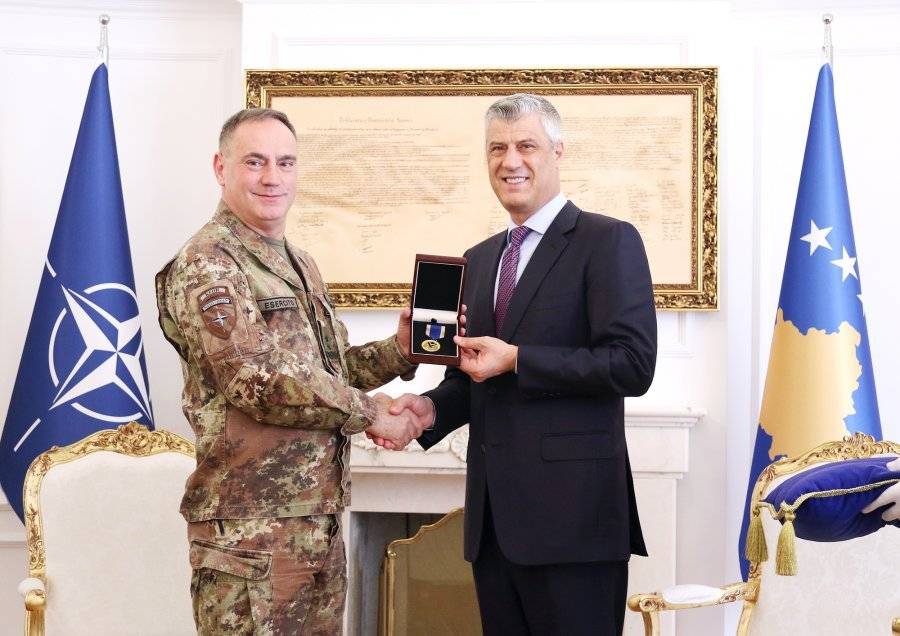 Thaçi’den KFOR Komutanına Madalya