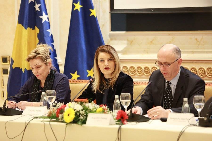 Apostolova ve Hoxha Vizeleri Tartıştı