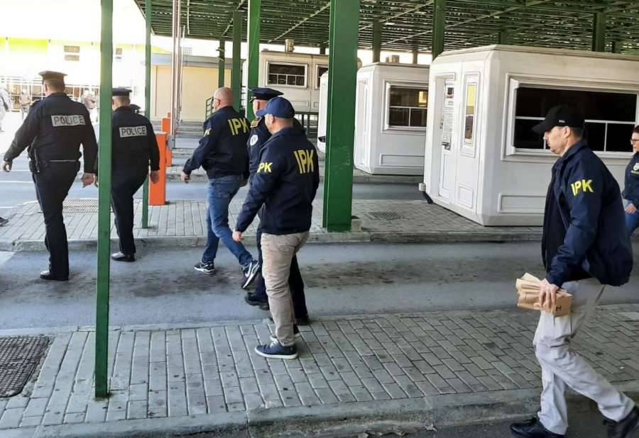 14 Polis Gözaltında, 12'si Ev Hapsinde, Biri Aranıyor