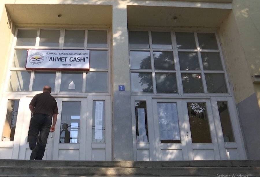 Priştine’de Bir Lise  Covid-19’dan Ötürü  Kapanıyor