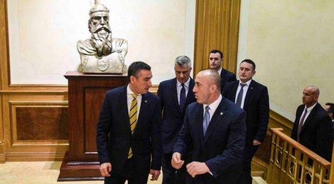 Devlet Yetkilileri Teslim Edilen Platformu Görüşüyor