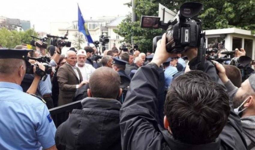 Meclis Önünde Protestocu Sayısı Giderek Artmaktadır