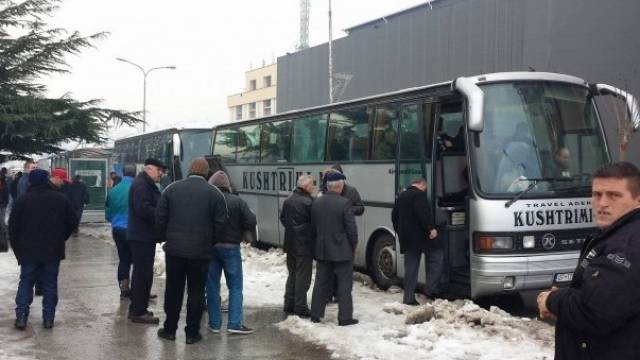 Protestocularla Dolu Otobüsler Priştine'ye Doğru Yola Çıktılar