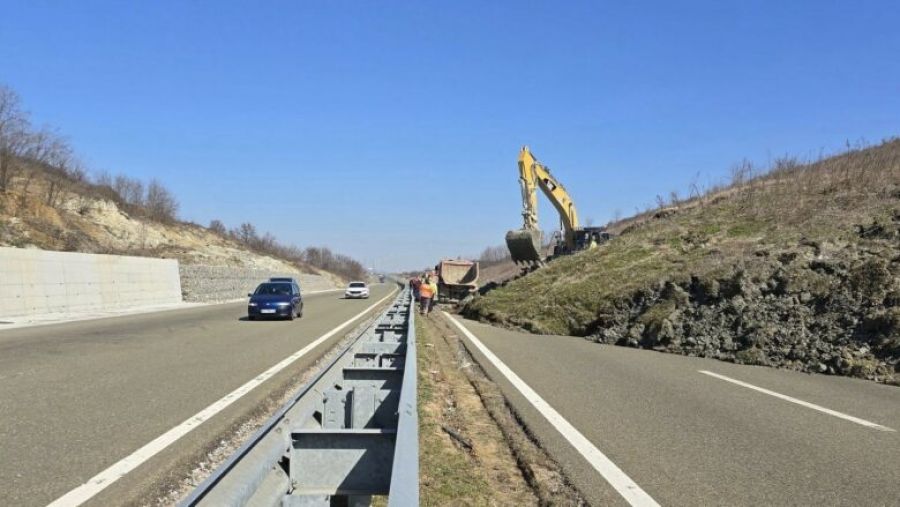 Toprak Kayması Sonrası Otoyolda Ekipler Temizlik Çalışmalarını Sürdürüyor