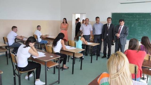 Bajrami İki Mezuniyet Sınavı Merkezini Ziyaret Etti